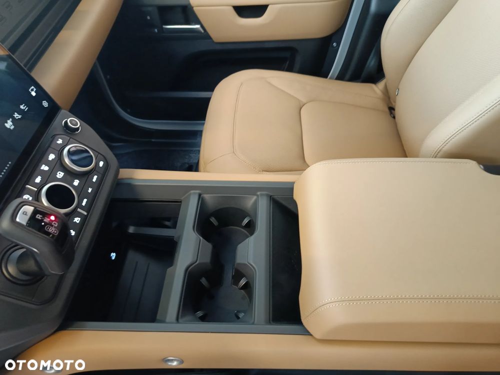 Land Rover Defender - 24