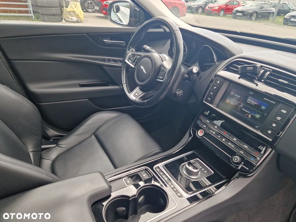 Jaguar XE - 30