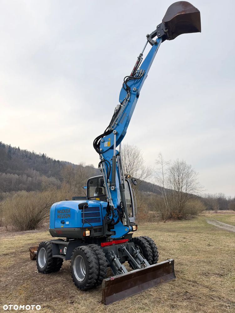 Wacker Neuson EW100 Koparka Kołowa 11 ton. NISKI PRZEBIEG.  3x łamane Ramię. Klima. Pompa ON. 2 Łyżki. Dodatkowe 3 sekcje Hydrauliczne. z upadłośći Norweskiej. Maszyna Jak Nowa z salonu! 2799 mtg. PERKINS silnik 130km. STABILIZATORY Klima. DEKRA 2026r. Książka serwisowa. Szybkozłącze Hydr. Skrętne ramie. Ani deka luzów i wycieków. Pełny Oryginał. Nie picowana na sprzedaż. OKAZJA - 3