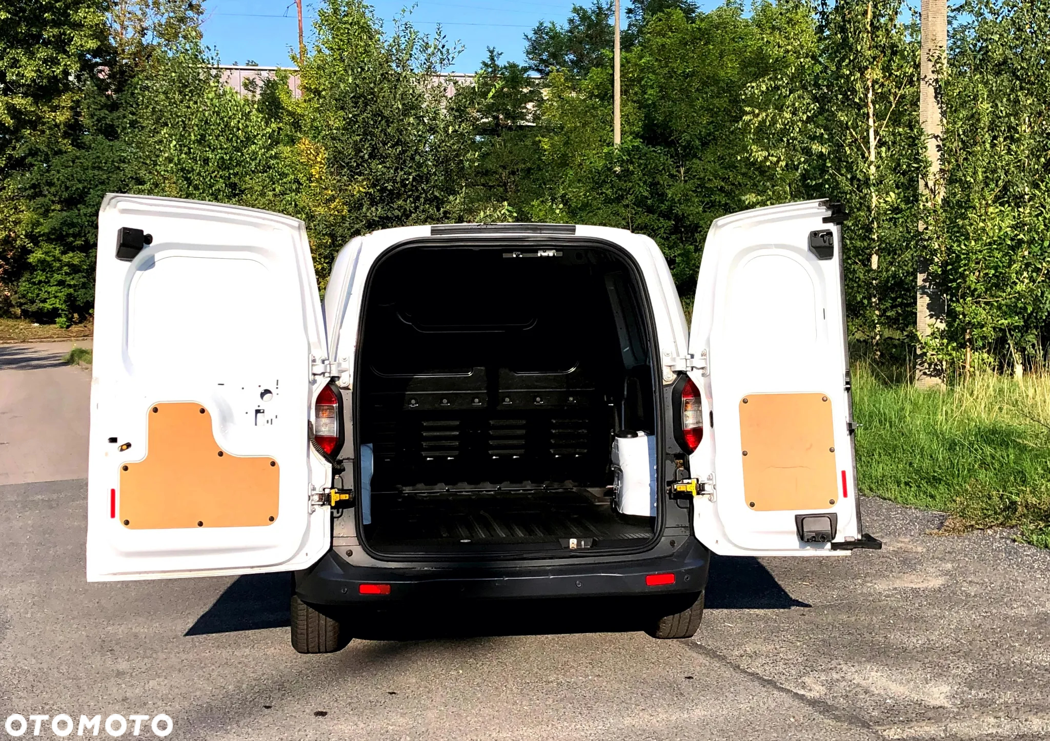 Ford COURIER - 12