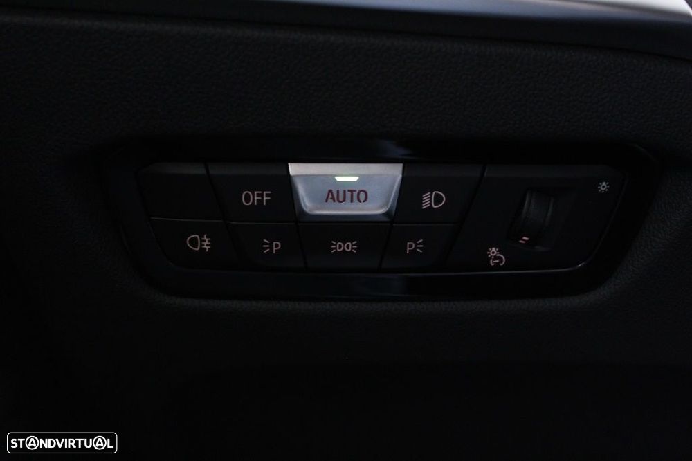 BMW 330 e Pack Desportivo M Auto - 28