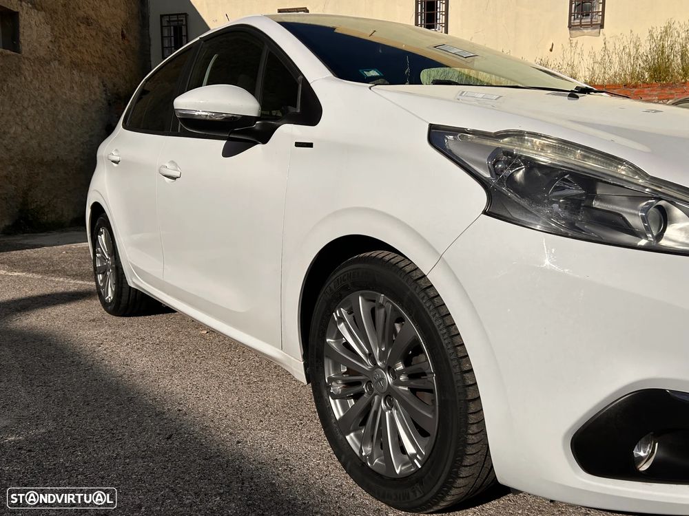 Peugeot 208 1.2 PureTech Signature - 9