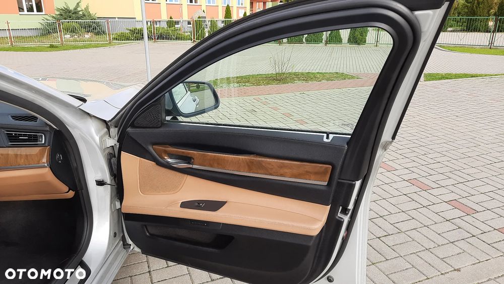 BMW Seria 7 750i - 15