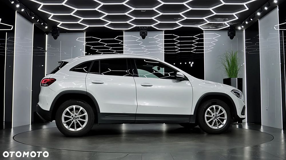 Mercedes-Benz GLA 200 - 11