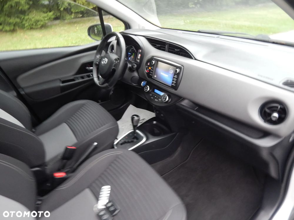 Toyota Yaris Hybrid 100 Premium - 17