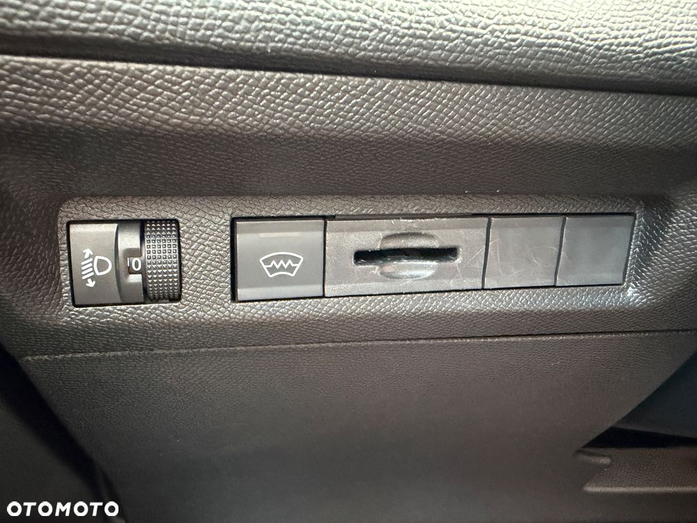 Peugeot 308 1.5 BlueHDi Allure S&S EAT8 - 32