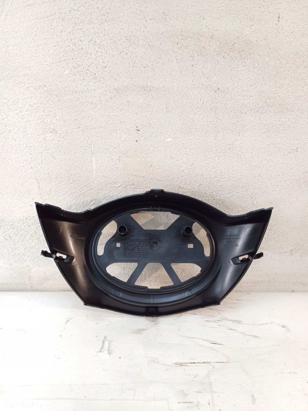 GRILL ATRAPA ZNACZEK ZDERZAKA PRZÓD TOYOTA AURIS II 2 12- - 8