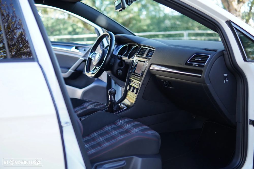 VW Golf GTI Performance BlueMotion - 35