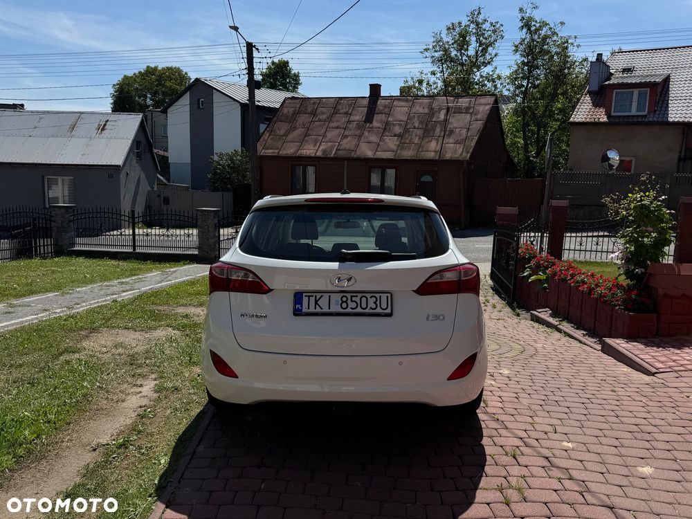 Hyundai i30 ver-blue-kombi-1-4-classic-navigation - 4