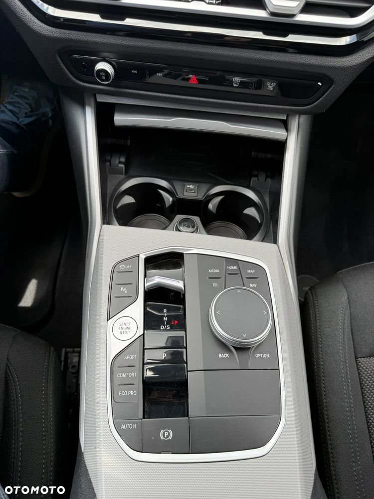 BMW Seria 3 318d mHEV - 38