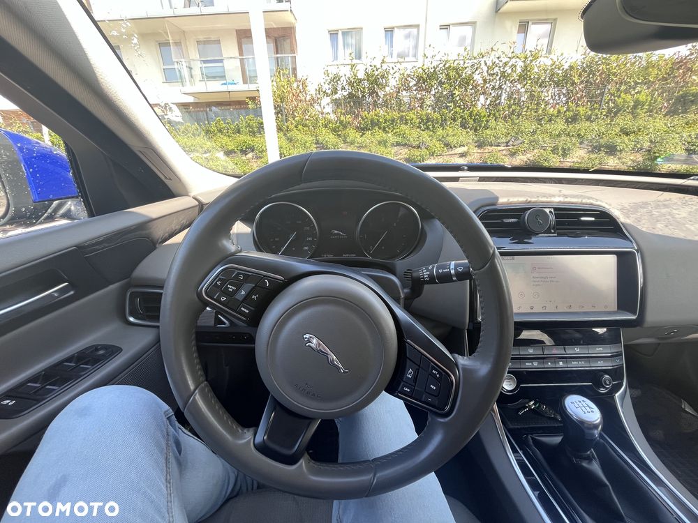 Jaguar XE 2.0 D Pure - 4