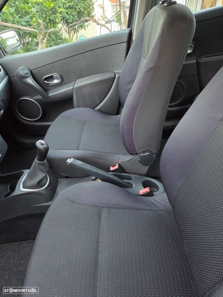 Renault Clio 1.2 16V Confort - 16