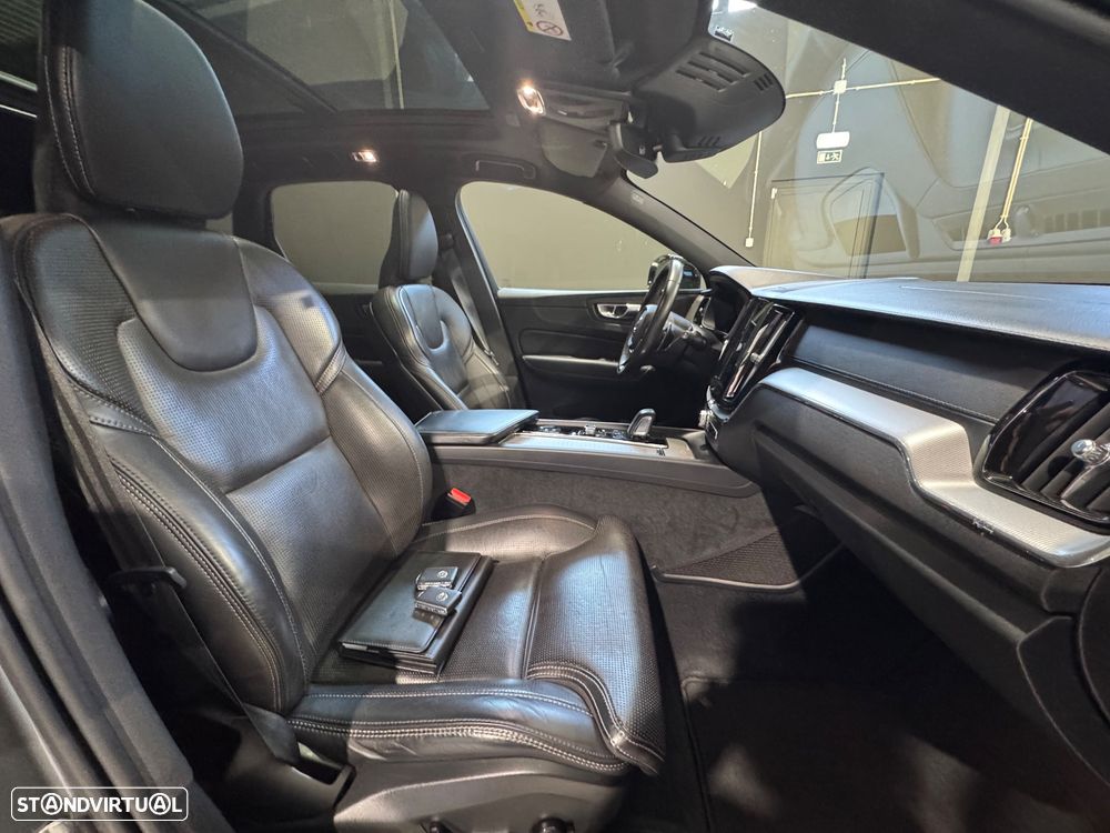 Volvo XC 60 2.0 B5 R-Design AWD - 40