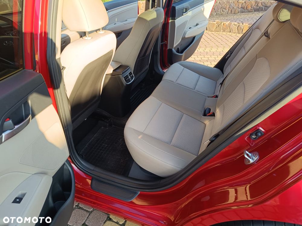 Hyundai Elantra 1.6 Comfort - 11