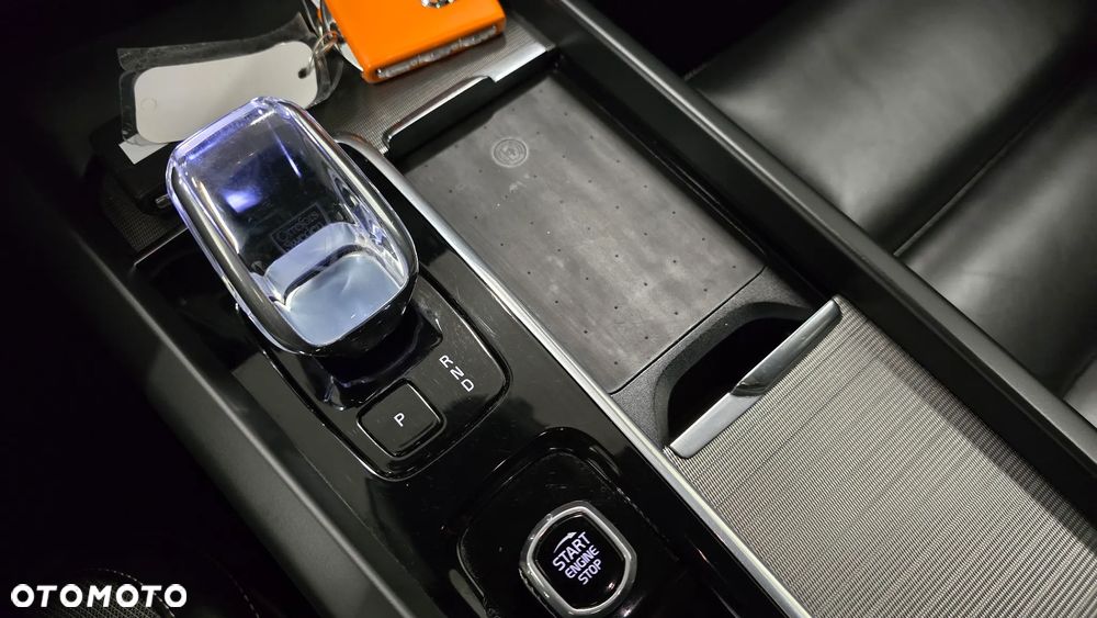 Volvo XC 60 B4 D Plus Dark - 25