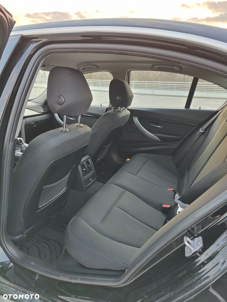 BMW Seria 3 318i Sport Line - 11