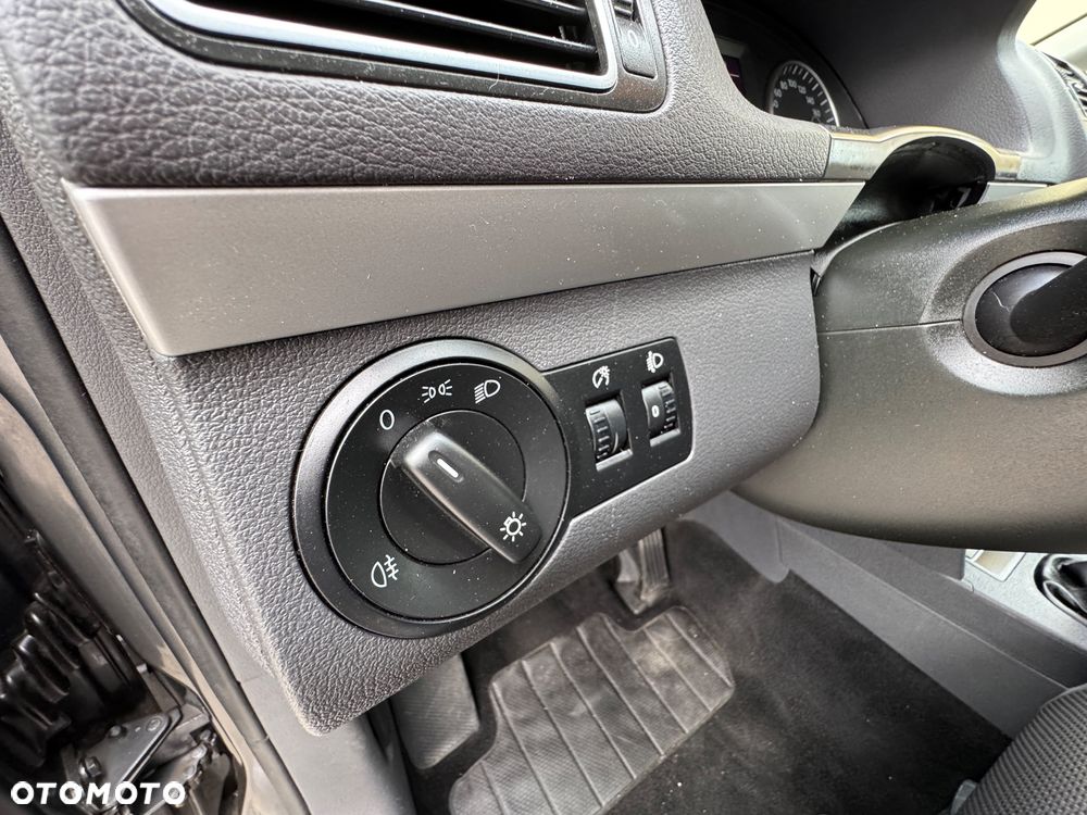 Volkswagen Touran 1.6 TDI DPF BlueMotion Technology Comfortline - 20