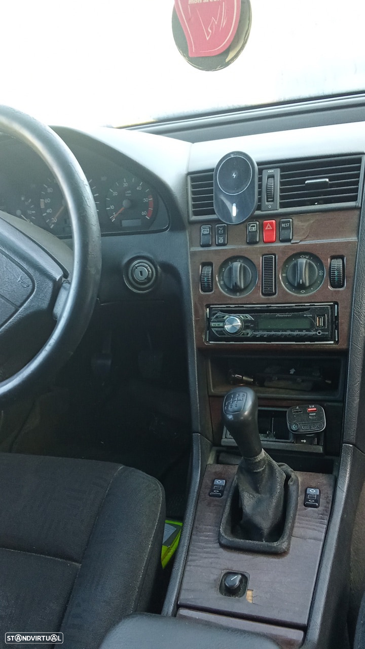 Mercedes-Benz 200 D - 6