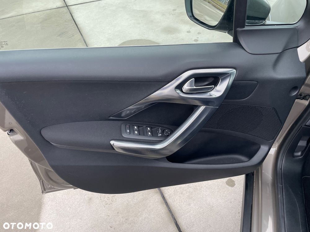 Peugeot 2008 1.2 Pure Tech Allure S&S - 12