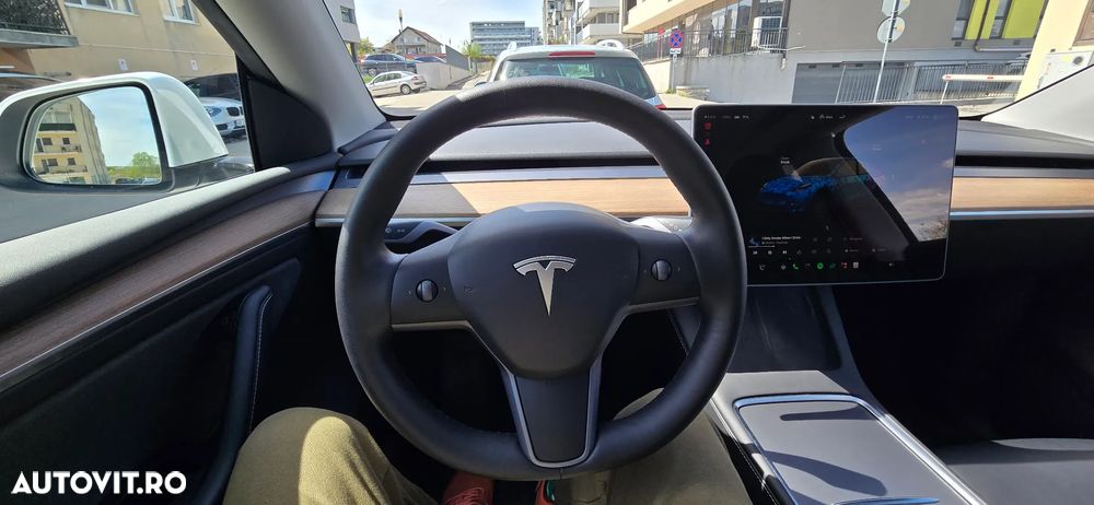 Tesla Model Y - 8