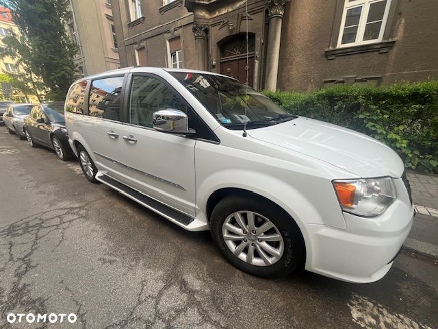 Chrysler Town & Country 3.6 Limited - 11