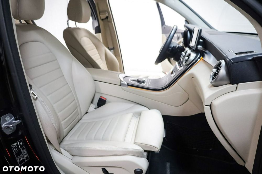 Mercedes-Benz GLC 250 4Matic 9G-TRONIC AMG Line - 24