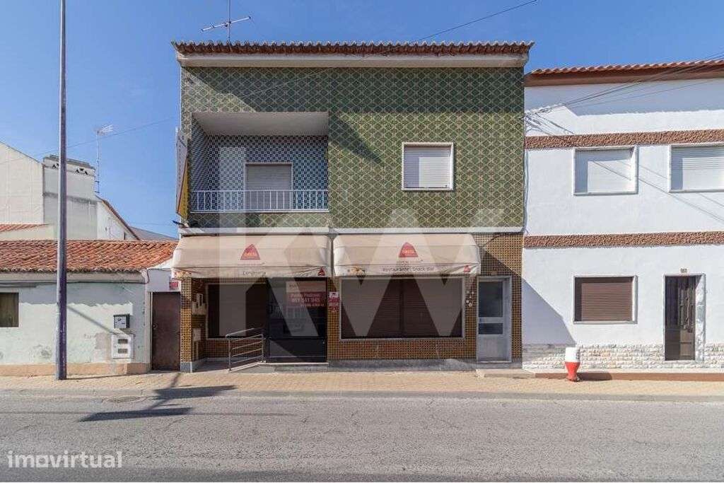 Prédio de 2 pisos I T4 no 1ºandar e restaurante no rés-do-chão I Pego - Grande imagem: 2/59
