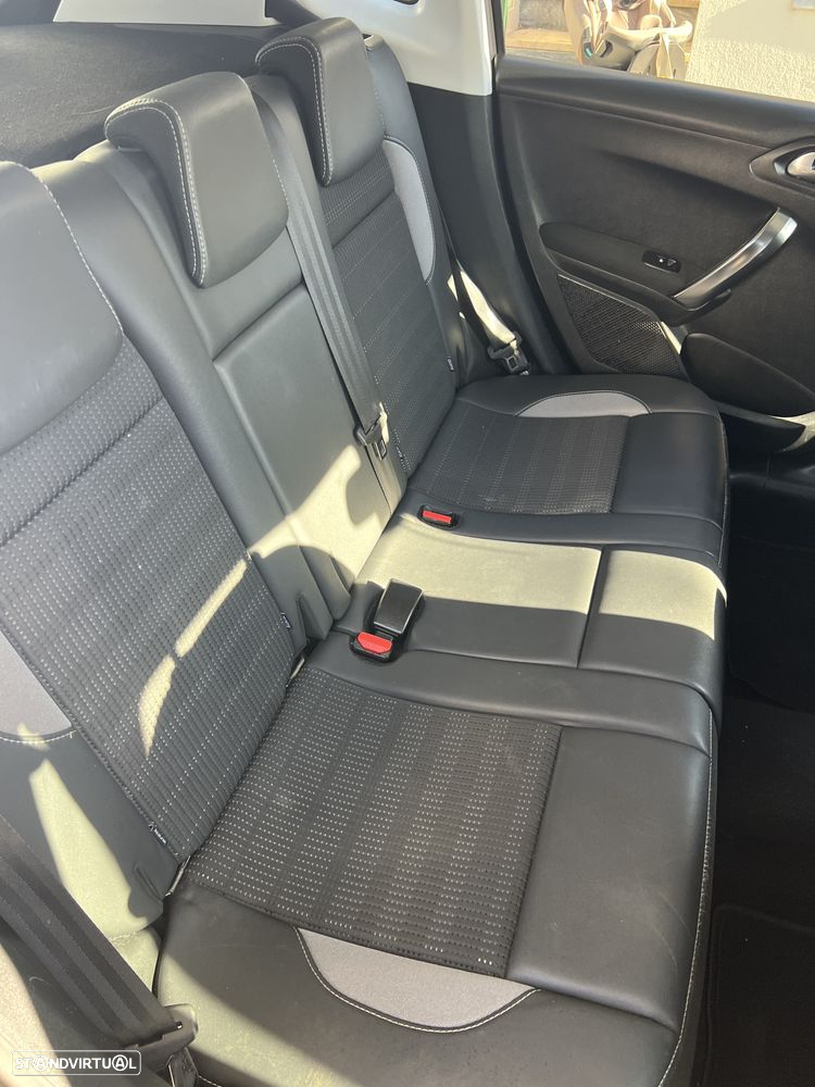 Peugeot 2008 1.2 PureTech Allure - 17