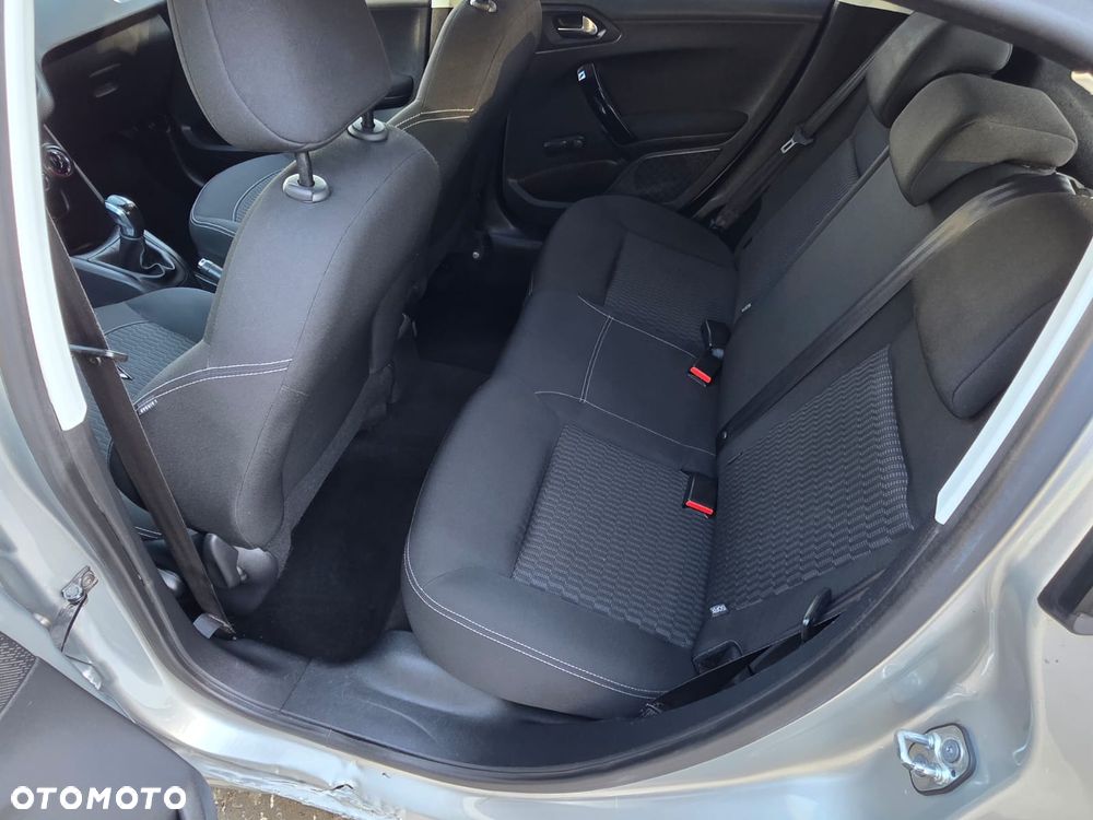 Peugeot 208 - 18