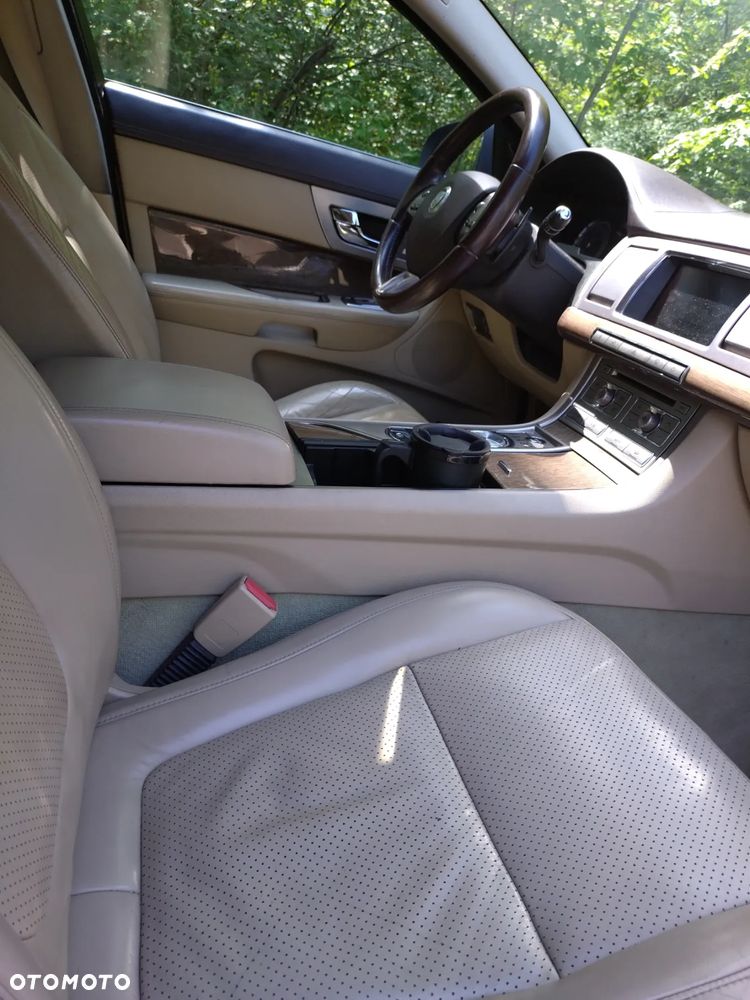 Jaguar XF 2.7 V6 D Premium Luxury - 9