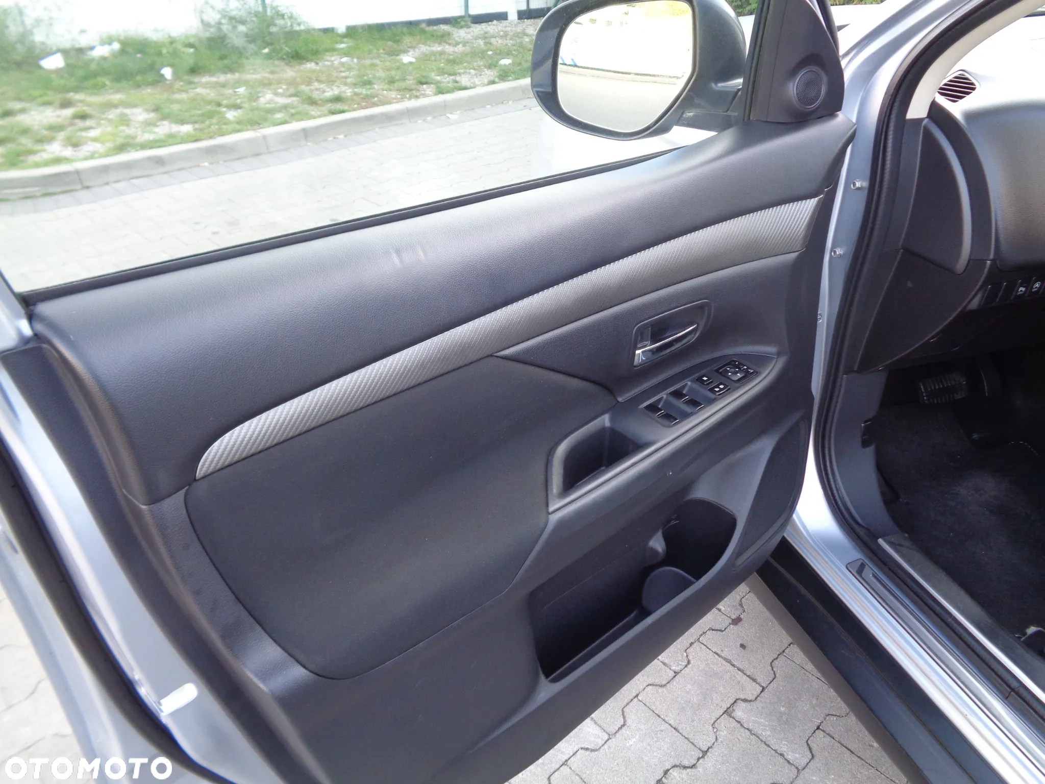 Mitsubishi Outlander - 10