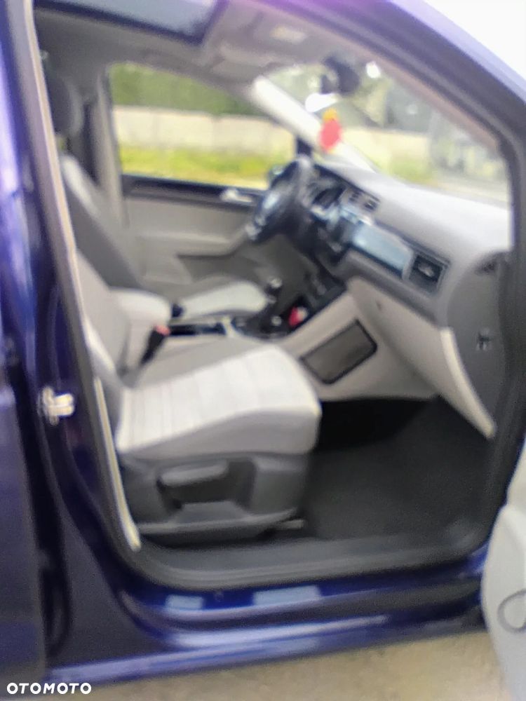 Volkswagen Touran - 12
