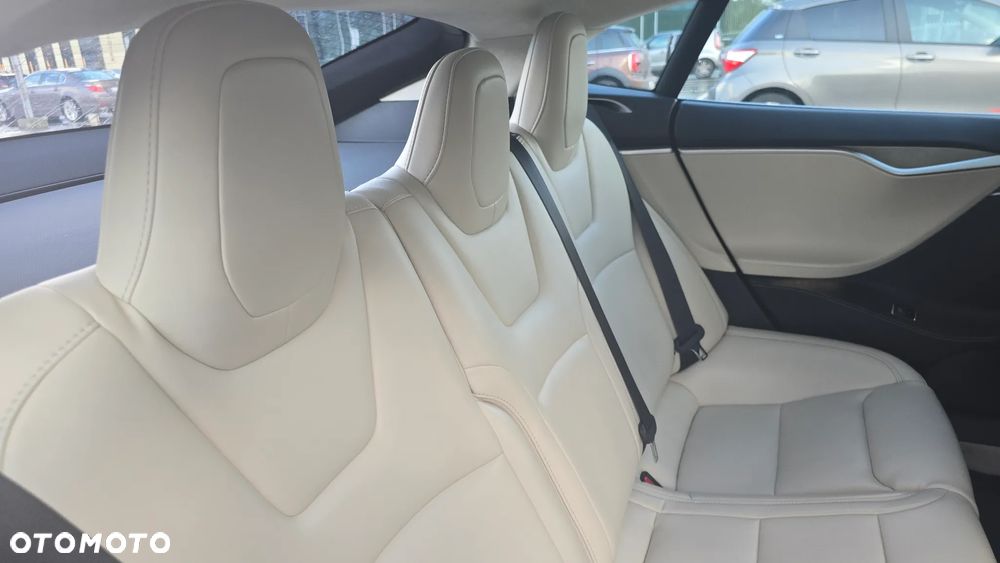 Tesla Model S - 25