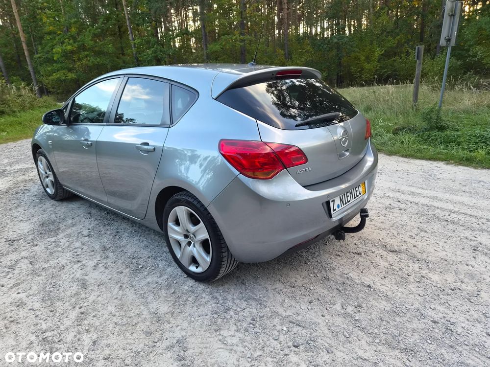 Opel Astra 2011 photo 4