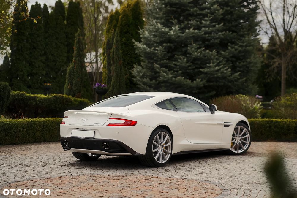 Aston Martin Vanquish - 11