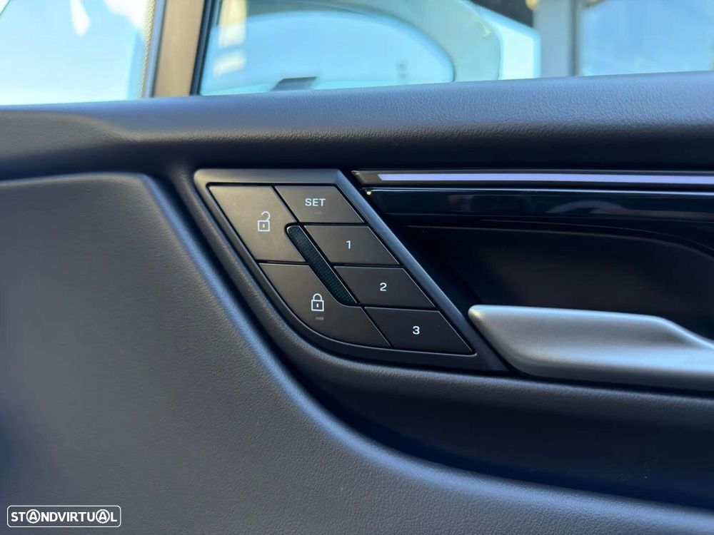 Porsche Macan Electric 4 - 25