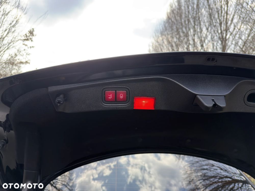 Mercedes-Benz Klasa C 300 9G-TRONIC Night Edition - 21