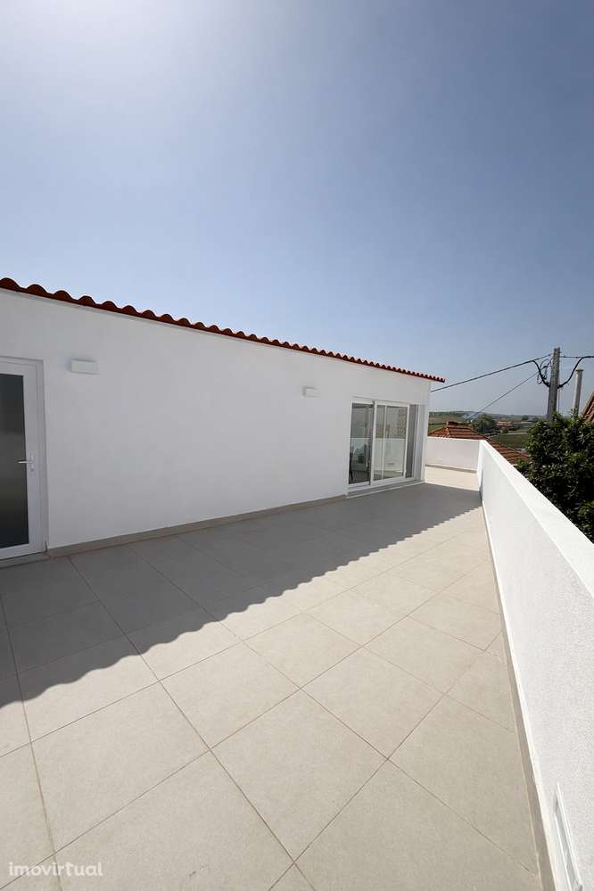 Moradia T3 Moderna com Terraço de 50m² no Centro de Olhalvo - Grande imagem: 2/28