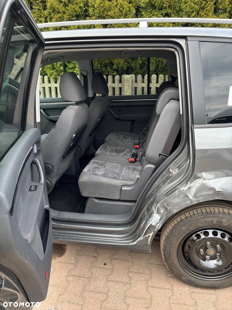 Volkswagen Touran - 12