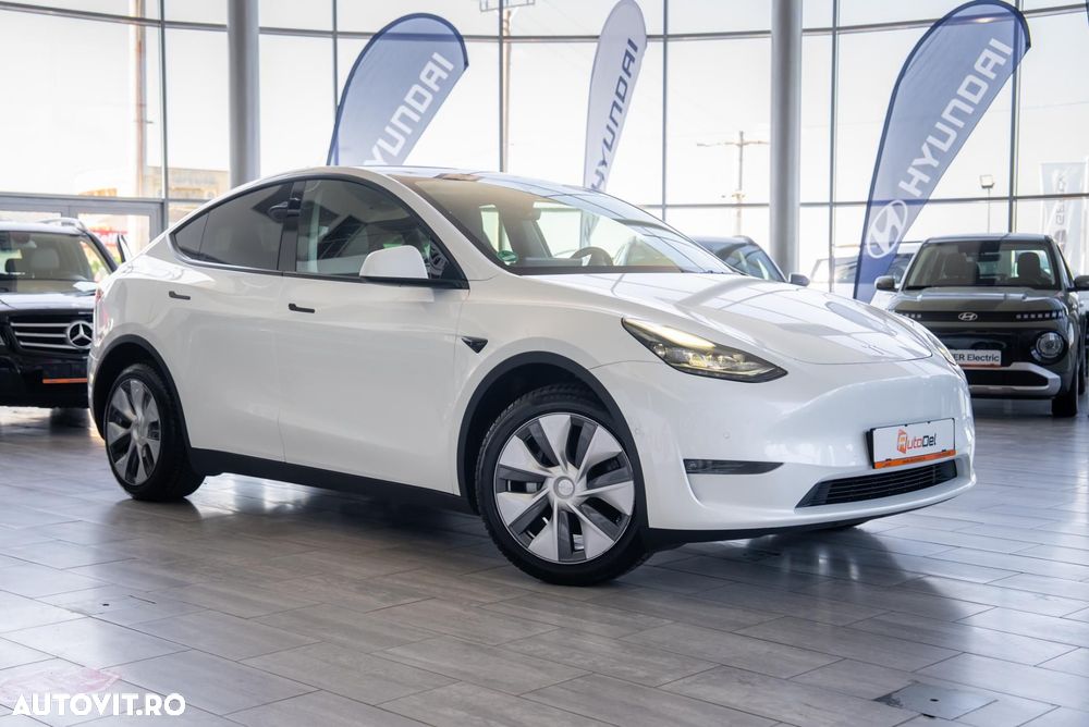 Tesla Model Y Long Range Dual Motor AWD - 31