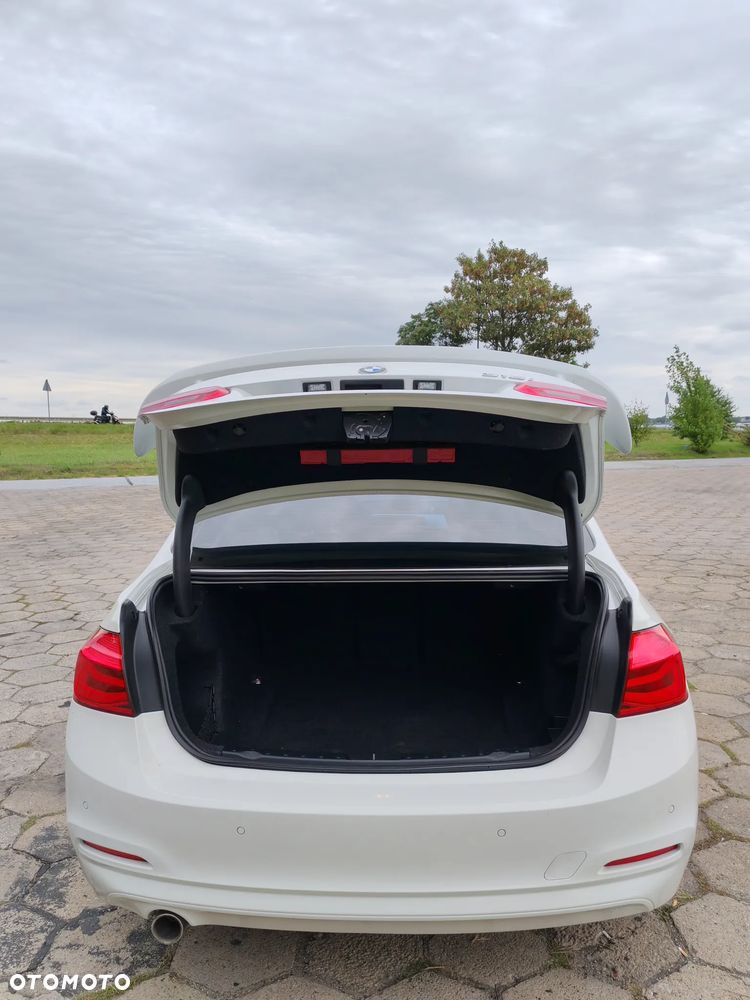 BMW Seria 3 318i - 11