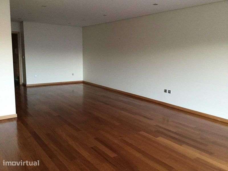Apartamento T4 - Ultimo piso - 2 frentes - com varanda! - Grande imagem: 2/12