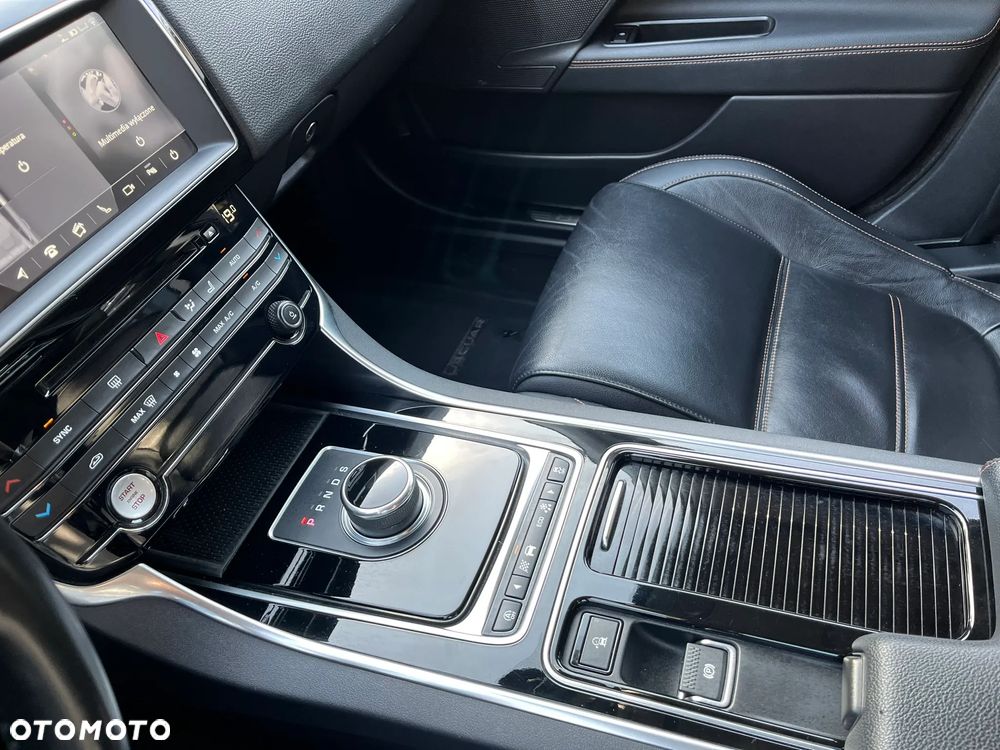 Jaguar XE 2.0 T Portfolio - 29