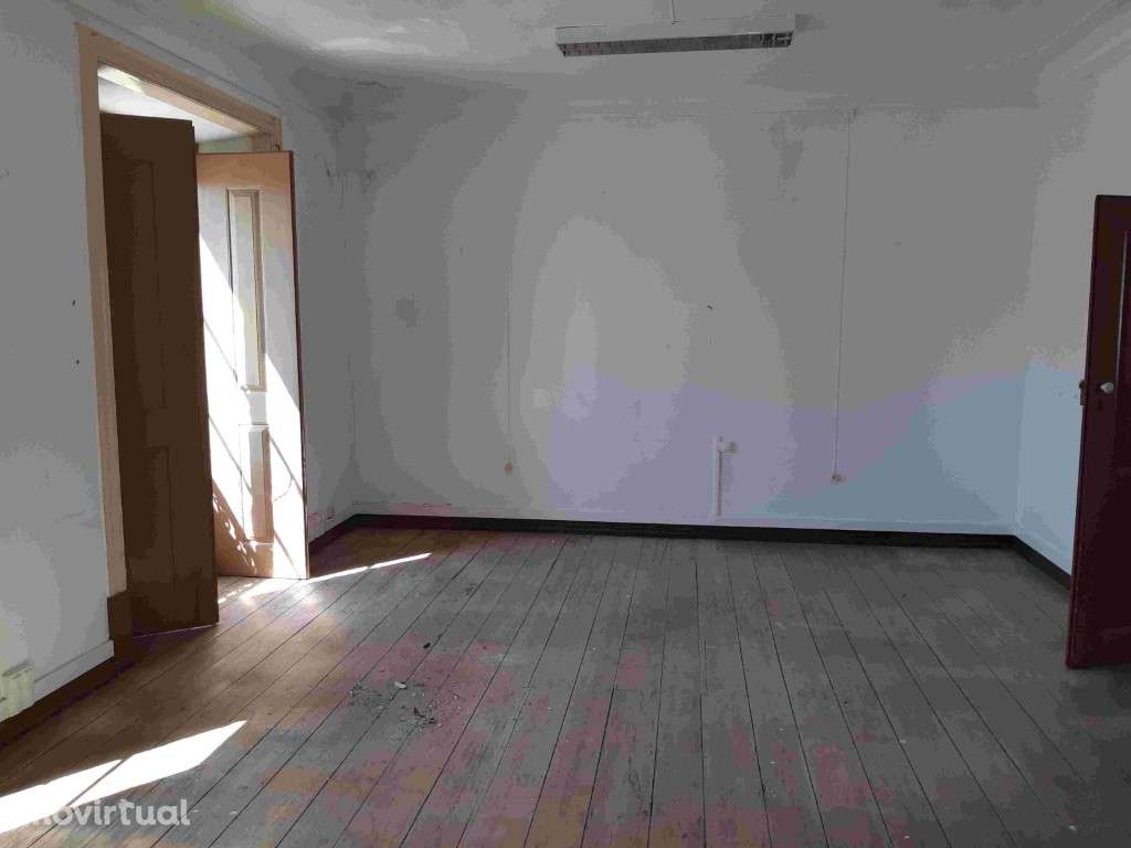 Prédio Centenário no centro de Avis - Portalegre - Grande imagem: 3/49