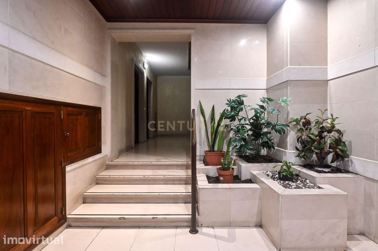 Apartamento Renovado em Cascais com Terraço e Garagem - Grande imagem: 2/28