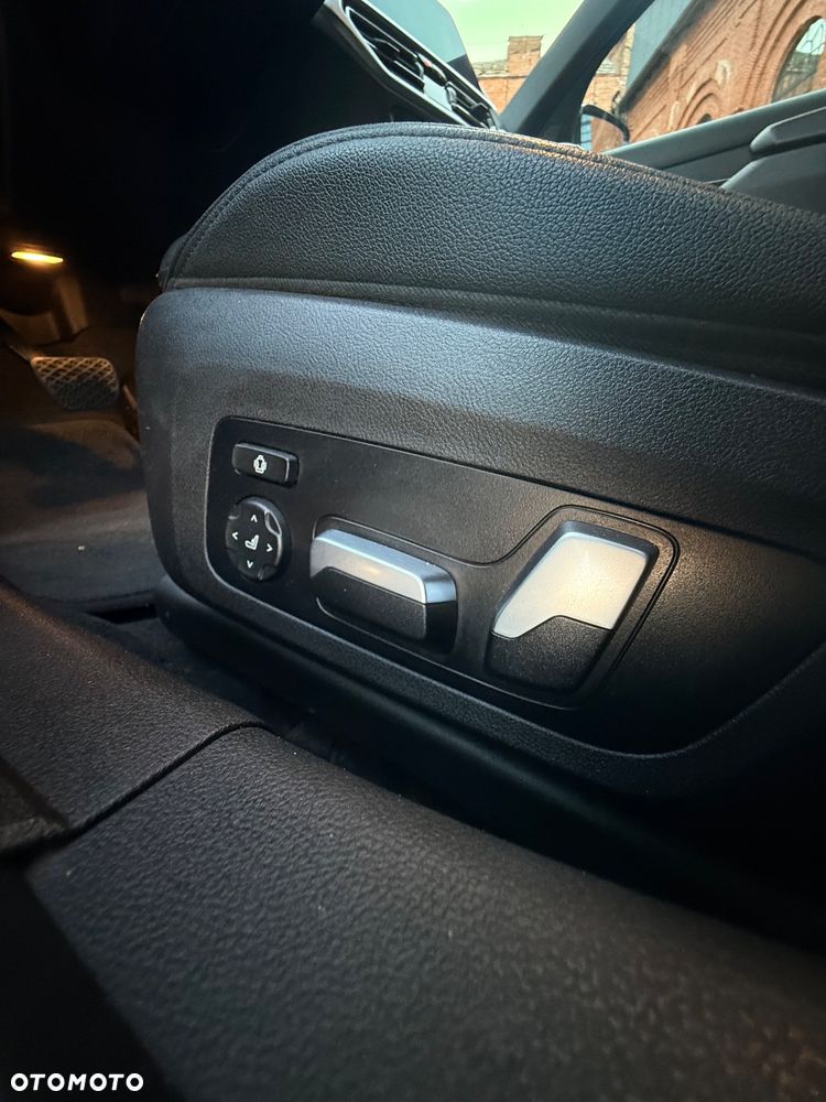 BMW Seria 3 330i xDrive Sport Line - 34