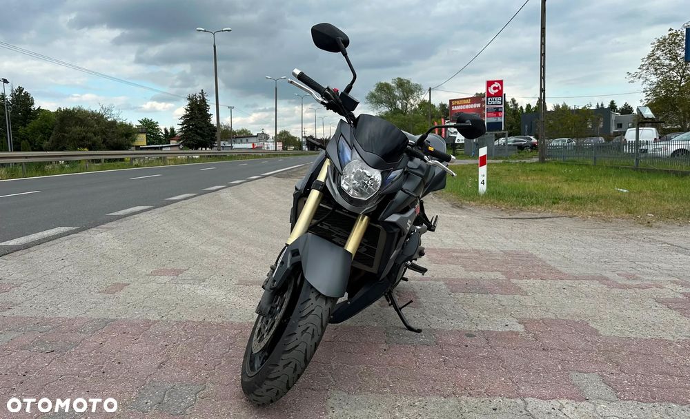 Suzuki GSR - 6