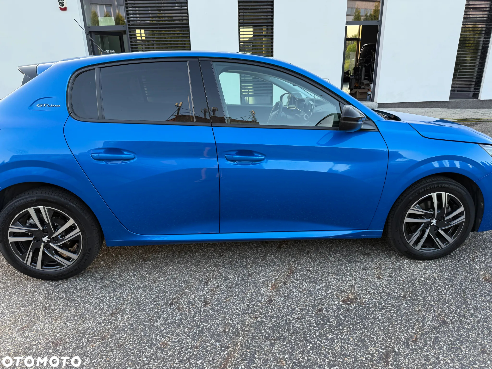 Peugeot 208 - 8