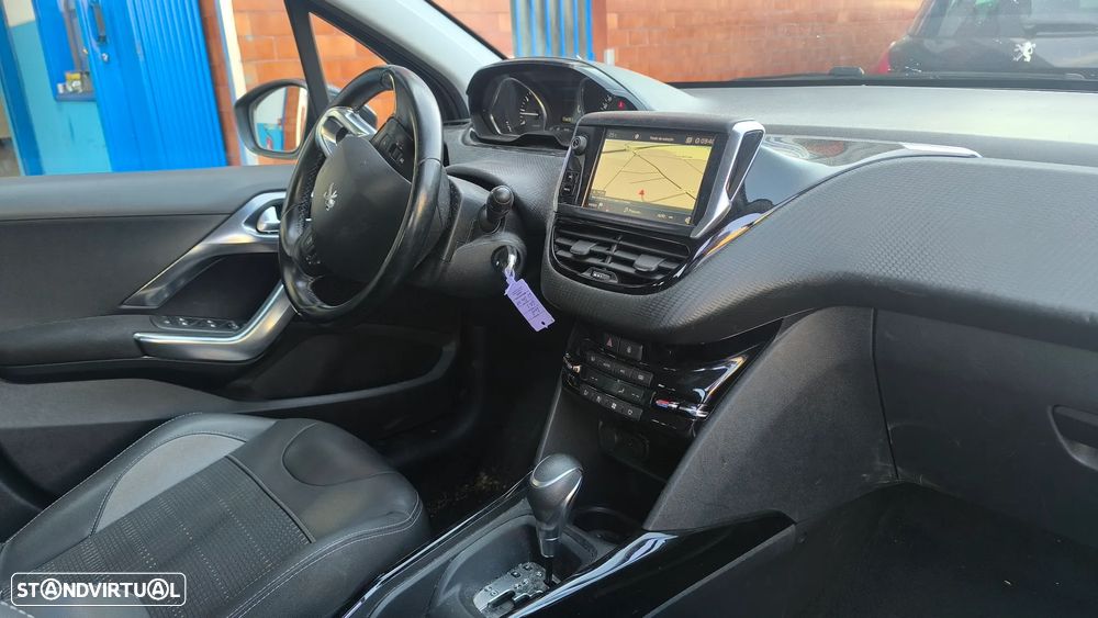 Peugeot 2008 1.2 PureTech Allure EAT6 - 3