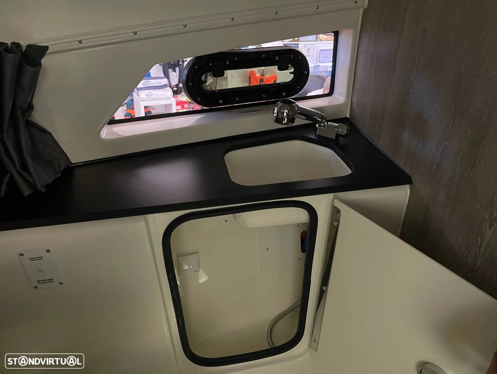 Quicksilver Activ 875 Sundeck - 14